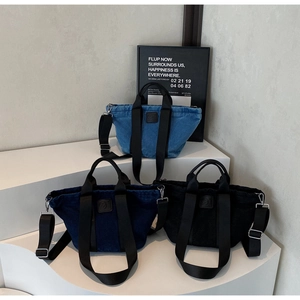 Trois grands sacs cabas en denim bleu clair, bleu foncé et noir avec bandoulières réglables