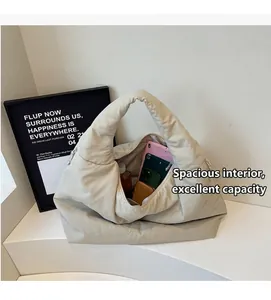 Interno della capiente borsa hobo beige con tablet, portafoglio e bottiglia d'acqua