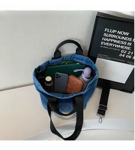 Vue de dessus du sac fourre-tout en denim montrant sa grande capacité pour téléphone et objets