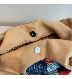 Detail van de binnenkant van de canvas tas met magneetsluiting en ritsvak binnenin