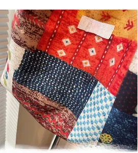 Detail van de patchwork canvas tas met kleurrijke patronen en LOVE-stoffen patch