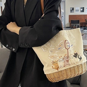 Borsa tote in tela e paglia intrecciata con stampa di gatti e manici in pelle marrone