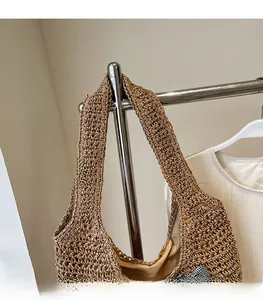 Détail de la large bandoulière tissée et de la texture fine de ce sac de plage en paille