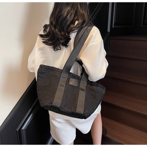 Grand sac fourre-tout noir avec étiquette logo de marque et larges bretelles en nylon