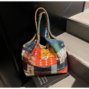 Detail van bohemien canvas draagtas met kleurrijke patchwork en LOVE-geweven label