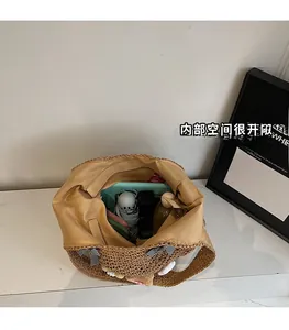 Vue intérieure du sac cabas en paille tressée montrant sa grande capacité de rangement