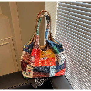 Detail van kleurrijke patchwork canvas shopper met bloemmotieven en LOVE-label