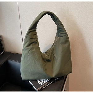 Dettaglio borsa hobo trapuntata verde oliva con trama puffer e design minimalista