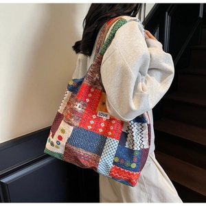 Detail van de kleurrijke patchwork canvas tas met etnische patronen en LOVE-label