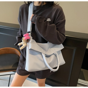 Detalle del bolso tote de piel sintética azul claro con motivo lichi y lindo colgante de peluche