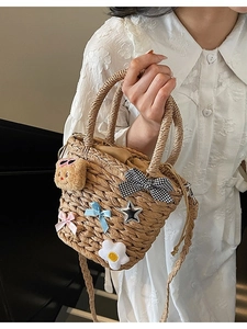 Sac de plage en paille tissé à la main avec breloque ours et bandoulière