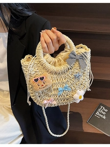 Sac sceau en paille fait main avec breloque d'ours en peluche et fermeture par cordon