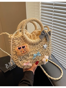 Sac bandoulière en paille tressée avec décor d'ours et poignées circulaires