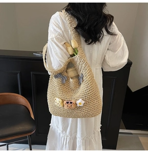 Détail du sac cabas en paille tissée avec nceud mignon et breloques en peluche