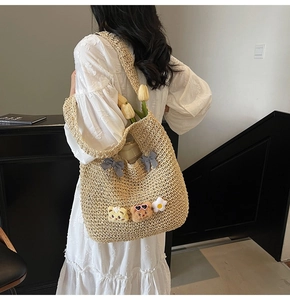Sac fourre-tout en paille avec nœuds vichy noir et blanc et patchs en peluche mignons
