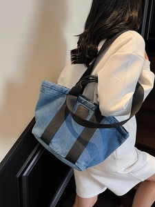 Sac fourre-tout en denim rétro avec sangles brunes pour femme, vue latérale quotidienne