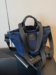 Grand sac cabas en denim avec patch logo en cuir et bandoulière en nylon