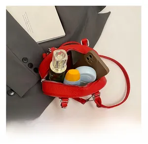 Détails de l'intérieur du sac oreiller rouge montrant l'espace pour parfum et téléphone