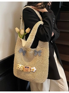Sac fourre-tout en paille tressée beige avec nœuds papillon et écussons d'ours en peluche