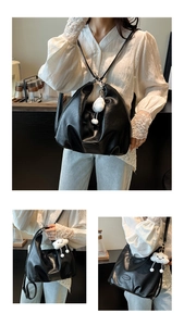 Détail du sac hobo en cuir souple noir avec un charmant pendentif nuage en peluche