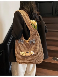 Sac fourre-tout en paille avec nœud et breloques pour la plage et l'été chic