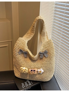 Sac fourre-tout tendance en paille avec nœuds et oursons en peluche pour la plage
