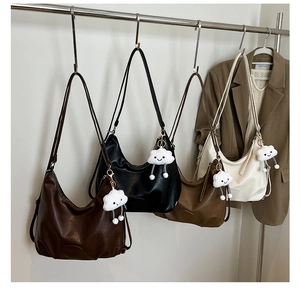 Détail de sacs fourre-tout rétro en cuir souple en quatre couleurs avec charms