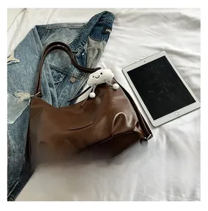 Sac hobo en cuir PU marron avec texture vintage et breloque nuage en peluche blanc