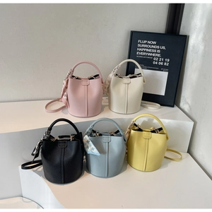 Sacs seau en cuir grainé de cinq couleurs avec poignées décorées de foulards