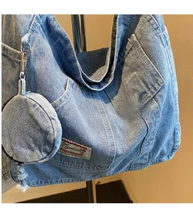 Dettaglio della borsa tote in denim azzurro con portamonete e tasche portaoggetti