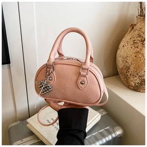 Détails du sac en cuir rose grainé avec pendentif en cœur et finitions argentées