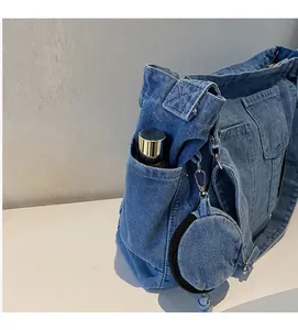 Dettaglio della borsa tote in denim con tasca laterale per borraccia e astuccio tondo