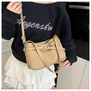 Détail du sac à bandoulière beige en similicuir plissé avec bandoulière réglable