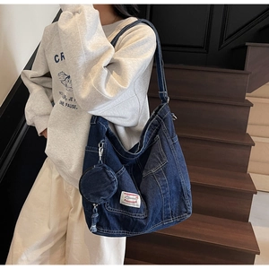 Borsa tote in denim blu scuro con tasche esterne e portamonete rotondo coordinato