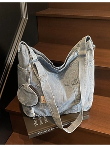 Grande borsa tote in denim azzurro con tracolla regolabile e portamonete su scale in legno