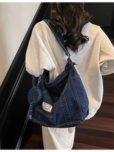 Grande borsa tote in denim blu scuro con cuciture bianche e portamonete rotondo incluso