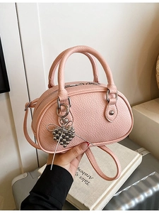 Sac Oreiller en Cuir PU à Grain de Litchi Mode pour Femmes Pendentif Coeur Sac Bandoulière Petit Sac Boston Polyvalent Quotidien
