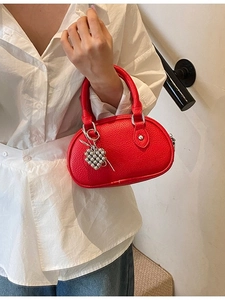 Sac à main en cuir rouge minimaliste pour femme avec accessoire charme de cœur en perles