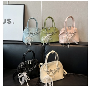 Collection de sacs à main coquillage en cinq couleurs avec nœuds en dentelle perlée