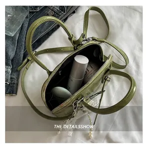 Vue de dessus de l'intérieur du sac vert montrant la capacité pour cosmétiques