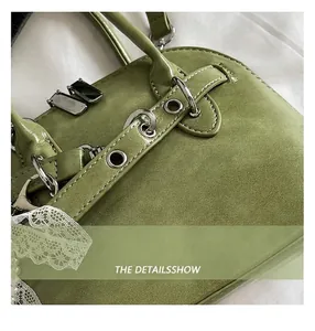 Détail du sac coquille en cuir vert clair avec dentelle blanche et breloques en perles