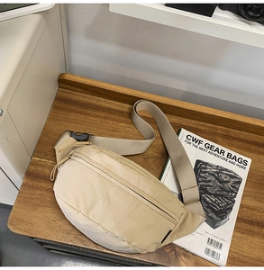 Bauchtasche in Hellkhaki aus Nylon mit verstellbarem Gurt und Reißverschluss