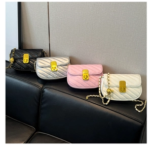 Petits sacs bandoulière matelassés en noir, argent, rose et blanc avec chaîne dorée