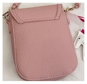 Vue détaillée du sac rose en similicuir grainé avec finitions de couture de précision