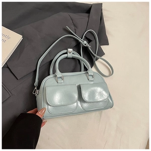 Detailansicht der hellblauen Mini Boston Bag mit Klapptaschen und silbernen Beschlägen