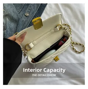Vue détaillée de l'intérieur d'un sac bandoulière blanc avec rangement pour téléphone