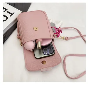 Sac bandoulière rose pour téléphone, texture litchi, vue intérieure et breloque cheval