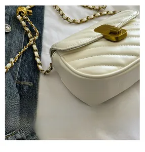 Détail du sac en cuir matelassé blanc avec gaufrage en V et fermoir en métal doré
