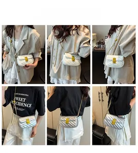 Sac bandoulière matelassé porté par un mannequin en versions beige et argent