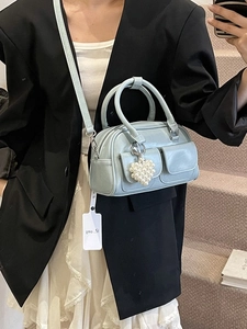 Hellblaue Boston Tasche aus Kunstleder mit Doppeltaschen und Herz-Perlenanhänger